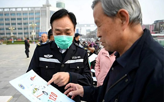 臨汾市急救中心工作人員在平陽廣場向市民發放急救手冊